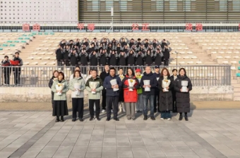 感恩于心，回报于行——“让温暖与责任伴行”主题升旗仪式