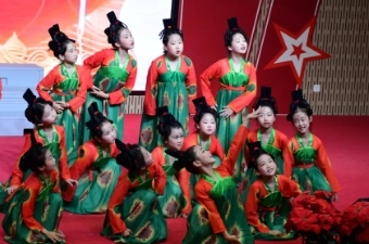 美育浸润童年，艺彩绽放校园——为明艺术节系列活动之“班班唱·...