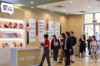 马来西亚玻璃市州教育局中小学教师团来访我校