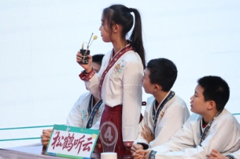 寒梅吐蕊诗香溢，少年诗词会群英